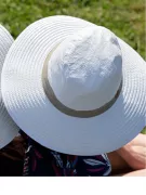 Chapeau protection solaire Naturel à large bord blanc et beige - Soway