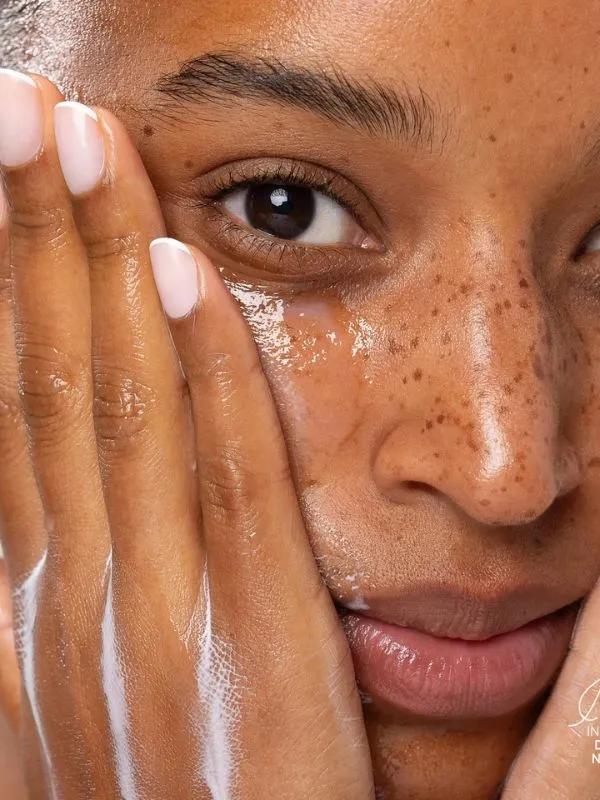 Gelée fondante démaquillante pour visage, yeux, lèvres et cou Même